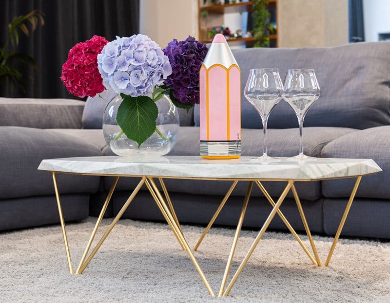 Flowers and decorative pieces arranged on a living-room table